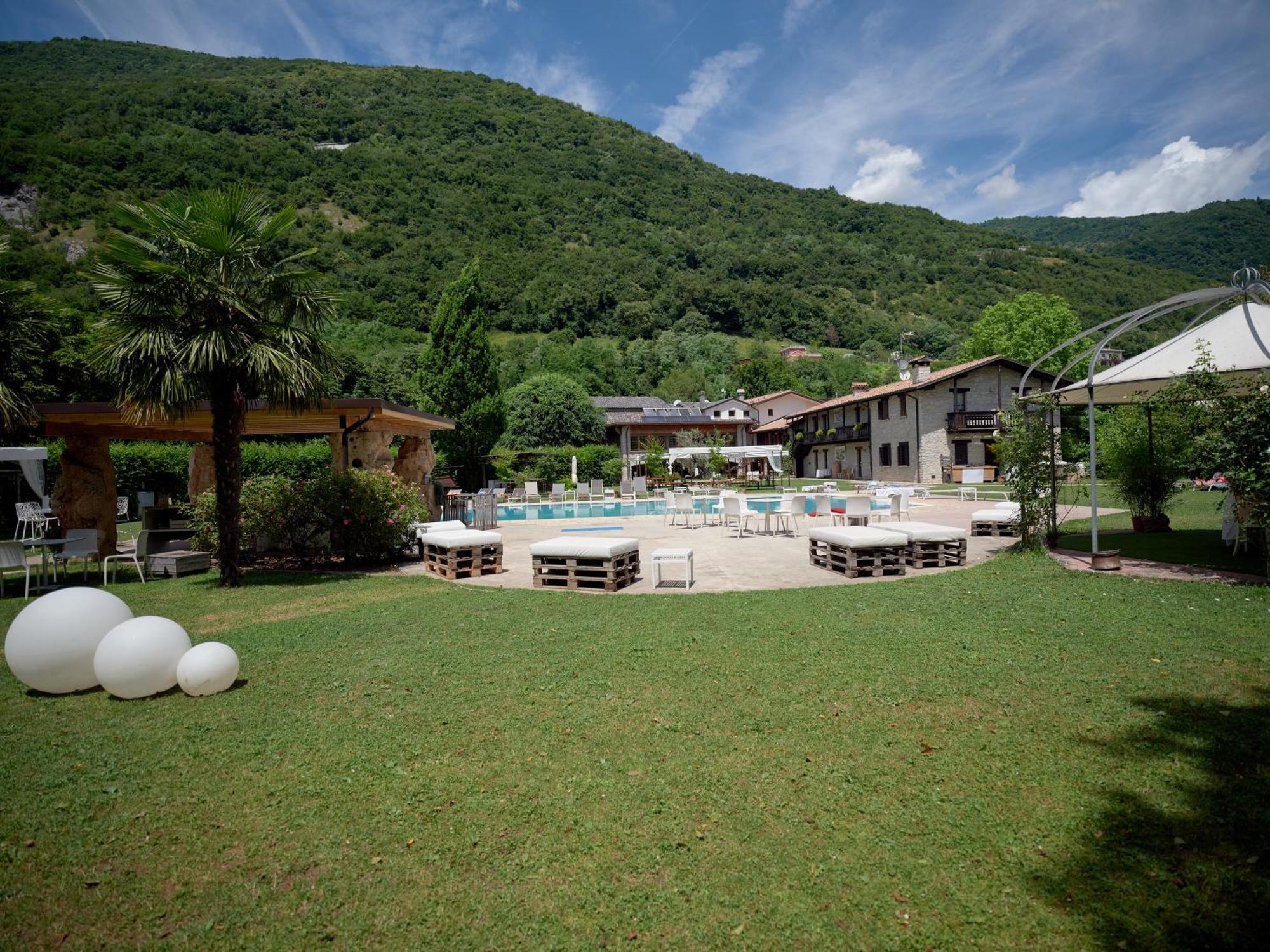 Ai Cadelach Hotel Giulia Revine Lago المظهر الخارجي الصورة