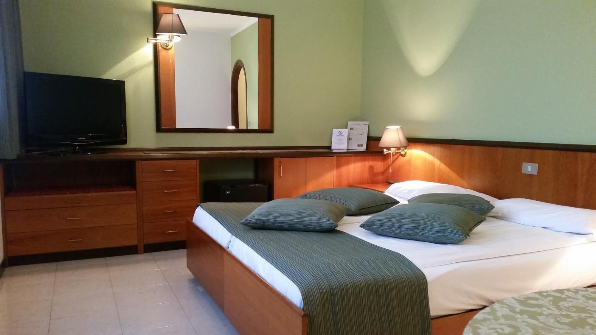 Ai Cadelach Hotel Giulia Revine Lago المظهر الخارجي الصورة