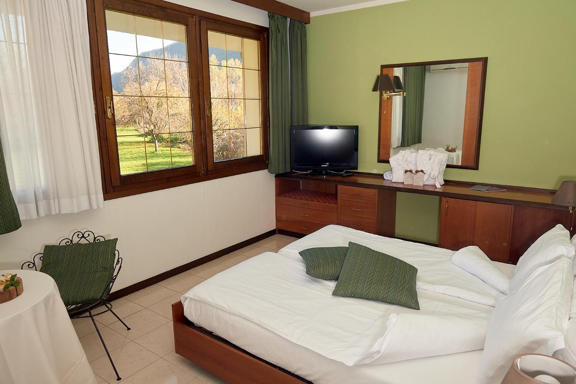 Ai Cadelach Hotel Giulia Revine Lago المظهر الخارجي الصورة